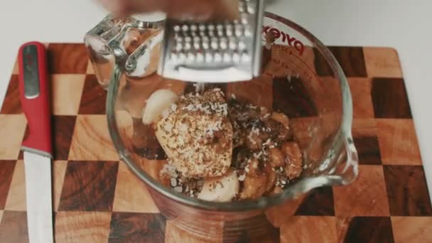 Añadir Queso Cheddar Bowl Con Ingredientes Caseros Mantequilla — Vídeos de Stock
