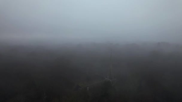 Aerial Foggy Morning Kościół Pojawiający Się Przez Mgłę Epping Forest — Wideo stockowe