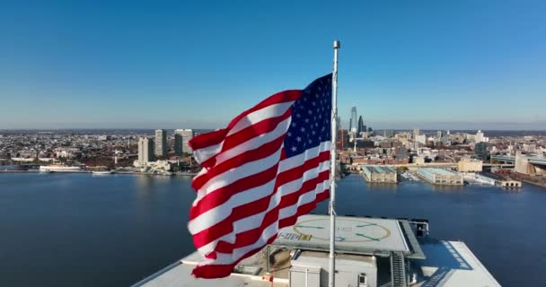 Americká Vlajková Vlna Větru Řeka Dálce Siluetou Usa — Stock video