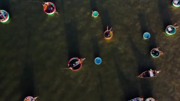 Innombrables Bateaux Colorés Forme Ronde Flottent Dans Les Eaux Turbides — Video