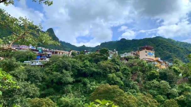 サンタクルス ラグナ ソローラ グアテマラ 青い曇りの空の上に小さな隠されたマヤ先住民の村の建物と緑豊かな緑の熱帯雨林の丘 — ストック動画