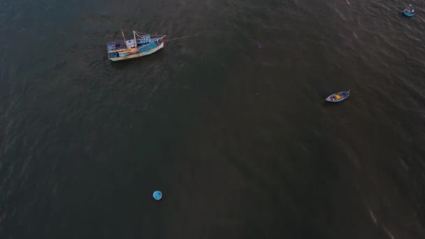 空中を明らかにし ベトナムムイネ湾 漁港に係留されている漁船 — ストック動画