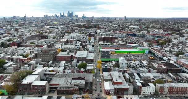 Aerial Kensington North Philadelphia Con Skyline Della Città Lontananza Camion — Video Stock