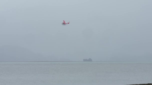 Aereo Galleggiante Che Sorvola Fiordo Alaska Una Mattina Paludosa Tracking — Video Stock