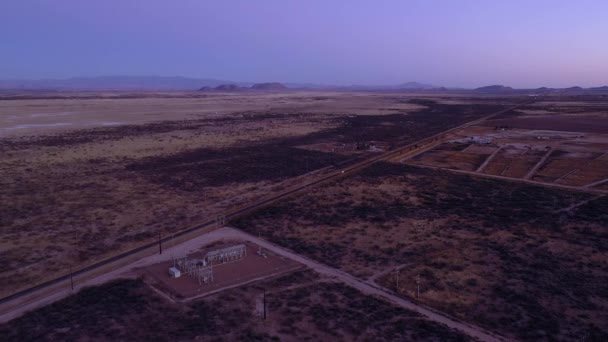 アリゾナ州の青い時間の田園風景フィールドと電気供給ステーション ドローンが上昇 — ストック動画