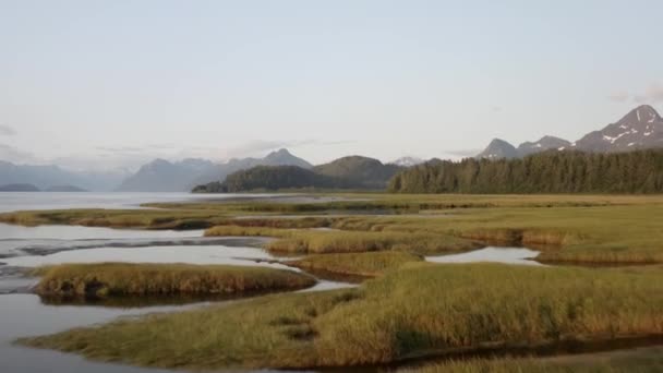 Drone Volando Sobre Estuario Con Vista Panorámica Del Paisaje Montaña — Vídeos de Stock