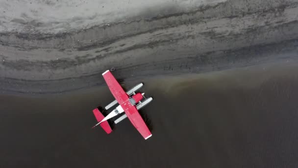 男子准备阿拉斯加的浮动飞机在海岸为飞行 空中自上而下 — 图库视频影像