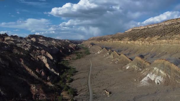 Une Vallée Traversée Par Une Route Dans Une Chaîne Montagnes — Video