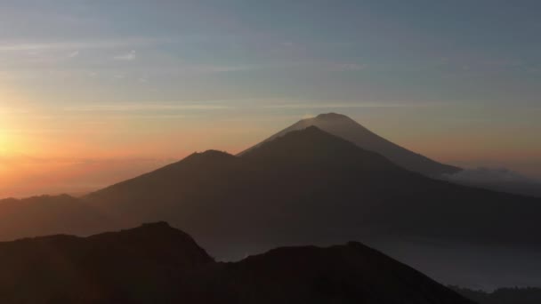 Güneş Doğarken Bali Tarihi Volkanları Olan Muhteşem Dağ Manzarası — Stok video