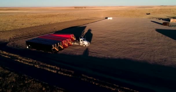 Semi Lastbilschaufför Levererar Stor Bit Utrustning Till Borrplats Som Fracking — Stockvideo