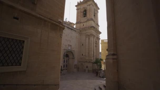 マルタの古い町バレッタで教会のショットを傾けるドリーフォワード — ストック動画