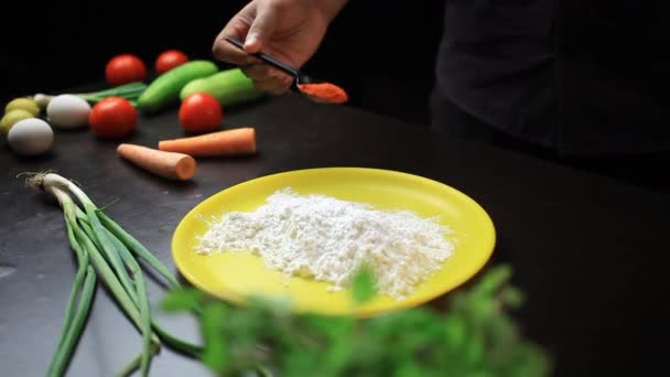 밀가루 혼합물에 파프리카 가루를 마살라 향신료를 넣는다 — 비디오
