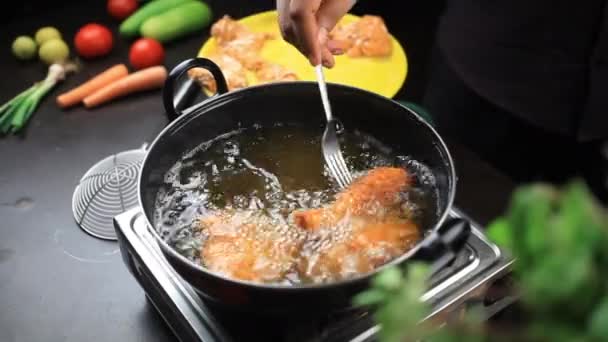 Poner Patas Arriba Las Piezas Pollo Frito Con Tenedor Mientras — Vídeo de stock