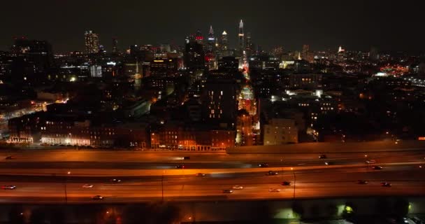 Gece Otobandaki Hava Aracı Görüntüsü Karanlık Gökyüzüne Şehir Manzarasına Karşı — Stok video