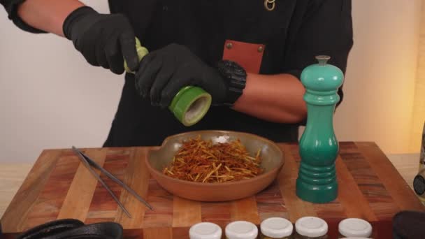 Zeitlupenaufnahme Von Küchenhänden Mit Schwarzen Gummihandschuhen Die Salze Einen Teller — Stockvideo