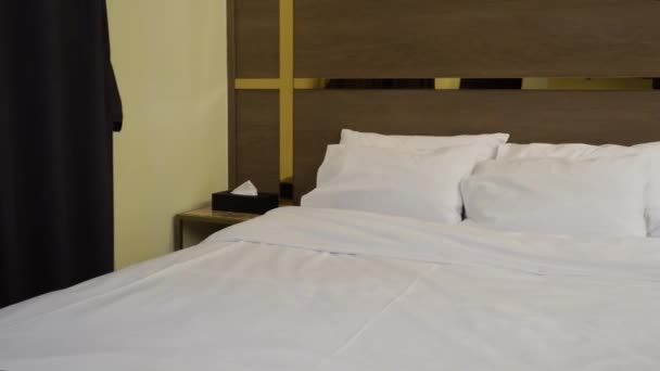 Cama Casal Roupa Cama Branca Travesseiros Hotel Típico Quarto Hóspedes — Vídeo de Stock