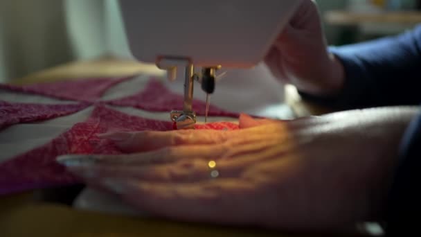 Зшивання Декоративних Складних Шматочків Ковдри Швейній Машині Ізольовані Крупним Планом — стокове відео