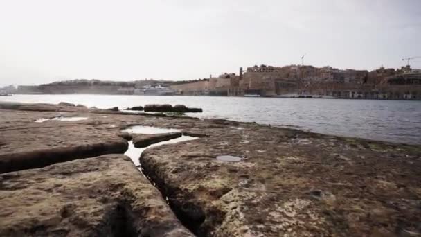 Dolly Vor Dem Felsigen Strand Mit Valletta Hintergrund Malta Geringe — Stockvideo