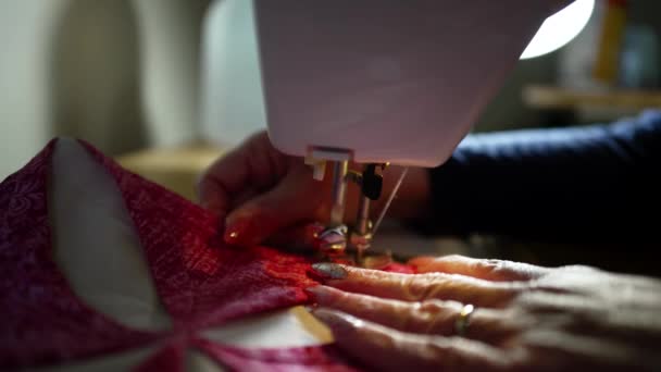 Usando Una Máquina Coser Para Coser Bloque Edredón Aislado Cerca — Vídeos de Stock