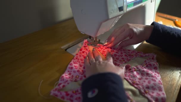 Використання Швейної Машини Зшивання Візерунка Ковдровому Блоці Ізольовано Крупним Планом — стокове відео