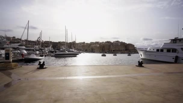 Boote Ankern Yachthafen Von Valletta Stadt Hintergrund Dolly Vorwärts — Stockvideo