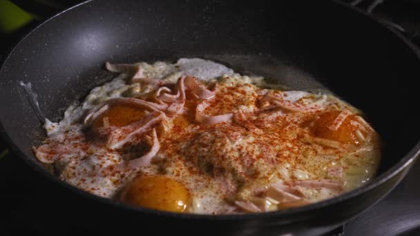 Preparando Borbulhante Mão Café Manhã Quente Ovo Embrulho Tortilla Camadas — Vídeo de Stock