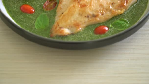 Grillowany Stek Kurczaka Sosem Pesto Pomidorami — Wideo stockowe