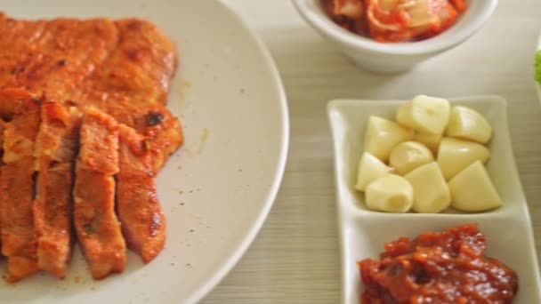 Carne Cerdo Parrilla Marinado Salsa Kochujang Estilo Coreano Con Verduras — Vídeo de stock