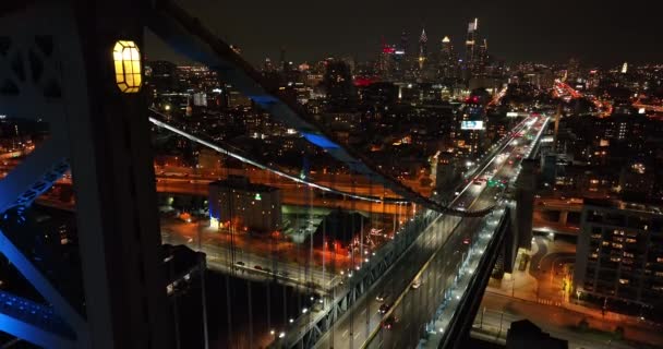 Zdjęcia Lotnicze Bena Franklina Mostu Filadelfii Skyline Nocy Światłami — Wideo stockowe