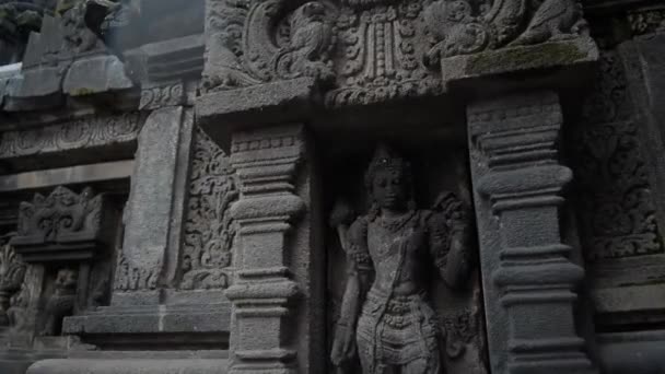 プラムバナン像の詳細な中間撮影 プラムバナン寺院 Prambanan Temple インドネシア ジョグジャカルタ特別地域にある トリムティに捧げられた8世紀のヒンズー教の寺院である — ストック動画