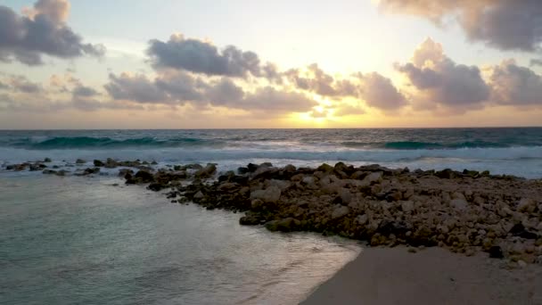 Θέα Στο Ηλιοβασίλεμα Από Drone Κύματα Συντριβή Στην Τροπική Παραλία — Αρχείο Βίντεο
