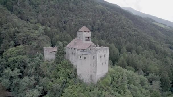 Vídeo Orbita Mídia Direita Com Drone Sobre Castelo Torre Natruno — Vídeo de Stock