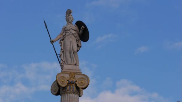 Estatua Atenea Con Cielo Azul Fondo Las Nubes Pasando Esta — Vídeo de stock