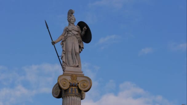 Estátua Atena Com Céu Azul Fundo Nuvens Passando Este Tiro — Vídeo de Stock