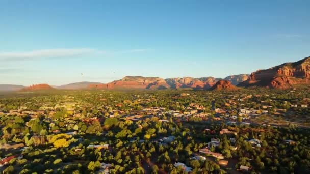 Drone Cinematografico Sedona Arizona Con Montagna Airport Mesa Lontananza — Video Stock