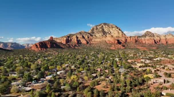 Película Reveladora Drone Disparo Sedona Arizona Con Aeropuerto Mesa Montaña — Vídeo de stock
