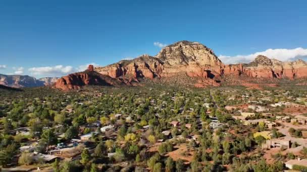 Filmisk Avslöjande Drönare Skott Sedona Arizona Med Flygplatsen Mesa Berget — Stockvideo