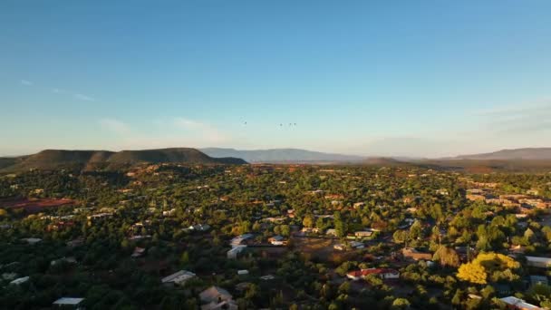 Film Pomalu Rotující Dron Záběr Sedona Arizona Modrou Oblohou — Stock video