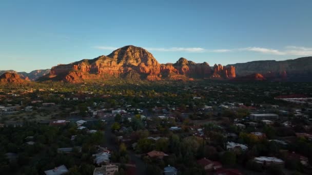 Elokuvamainen Hämärässä Drone Laukaus Sedona Arizona Airport Mesa Vuoren Etäisyydellä — kuvapankkivideo