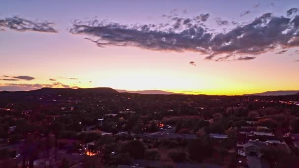 Uzaktaki Dağlarla Sedona Arizona Nın Geniş Sinematik Alacakaranlık Drone Görüntüleri — Stok video