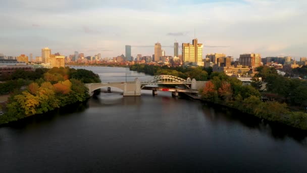 在日落时分拍摄波士顿 Ma天际线 有一座桥在望 — 图库视频影像