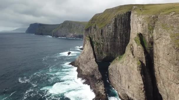 Faroe Adaları Nın Sivri Kıyı Şeritleri Dünyanın Inanılmaz Manzaralarından Bazılarına — Stok video