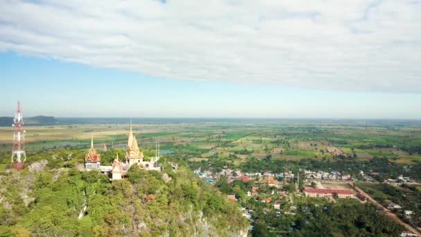 Phnom Sampov Pagode Budista Dourado Face Penhasco Com Vista Para — Vídeo de Stock