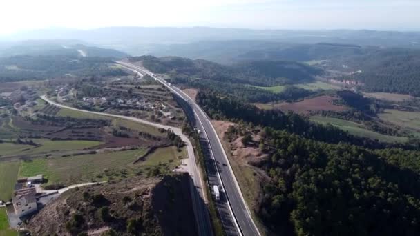 Vista Aérea Carros Que Conduzem Uma Estrada Interior Espanha — Vídeo de Stock