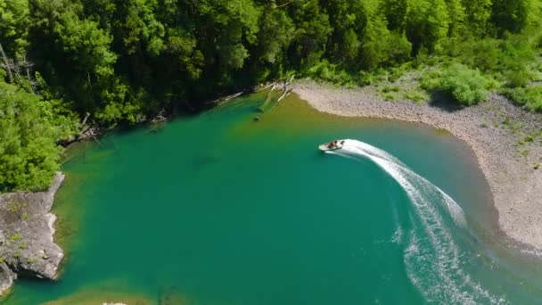 チリのレイク地区でターコイズブルーのプエロ川を鋭く曲がるスピードボート スローモーション スローモーションを見下ろす空中 — ストック動画