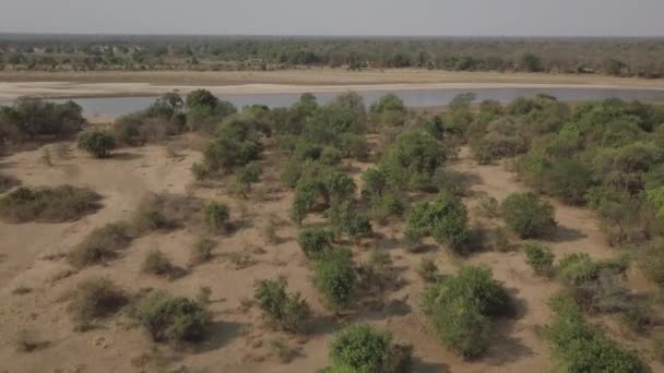 Lage Langzame Antenne Naar Rivier Lupande Zambia Huizen Aan Overkant — Stockvideo