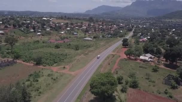 Aerial Suit Bus Sur Autoroute Près Ville Plateau Brumeux Afrique — Video