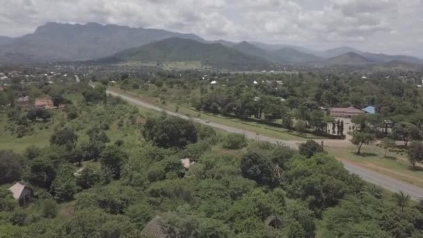 Hava Malawi Şehir Boyunca Uzanan Otoban Dağların Ötesinde — Stok video