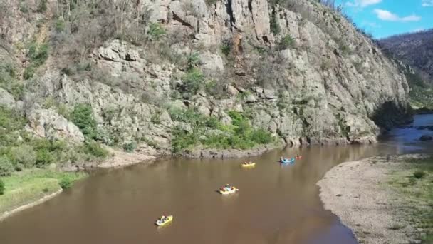 Climbing Aerial Reveals Rugged Canyon Landscape River Rafters — Stock Video