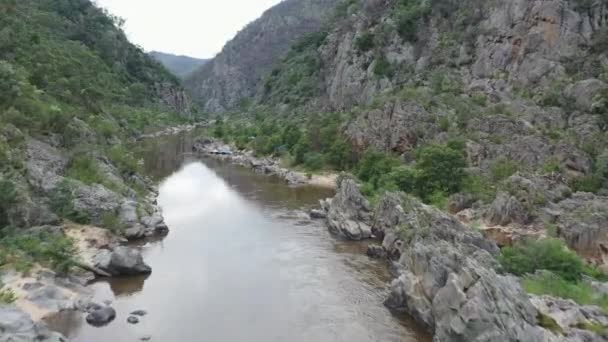 Řeka Rafts Svázaná Kempu Klidné Části Skalnatého Říčního Kaňonu — Stock video